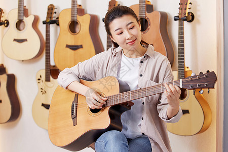 练习吉他的女性背景图片