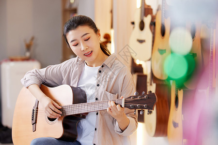 练习吉他的女性背景图片