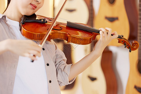 女性演奏小提琴特写高清图片