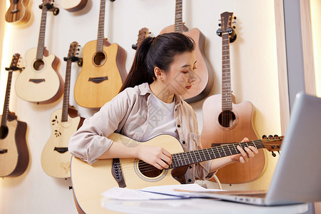 练习吉他的女性背景图片