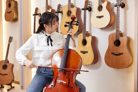大提琴培训海报使用大提琴演奏的女性形象背景