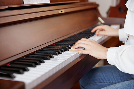 音乐班培训弹钢琴的手局部特写背景