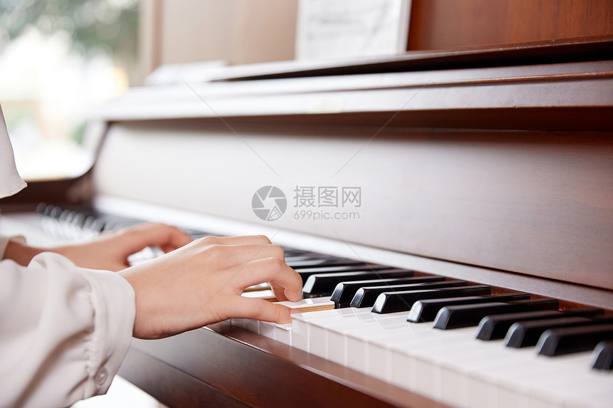 弹钢琴的人手部特写图片