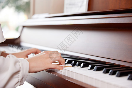 音乐黑白弹钢琴的人手部特写背景