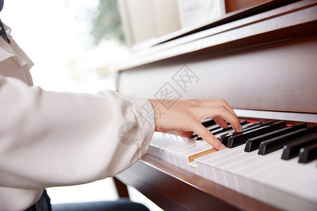 弹钢琴的手特写图片