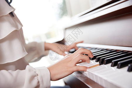 弹钢琴的手局部特写背景图片