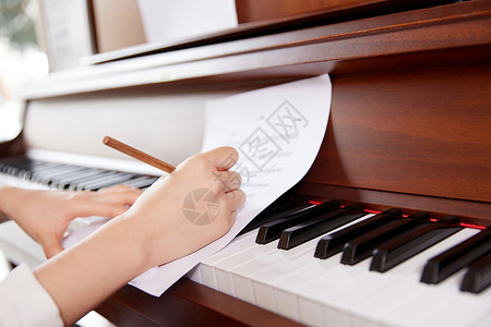 纸壳钢琴素材在钢琴前修改乐谱音乐创作背景