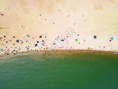 俯拍周末沙滩休闲人群图片