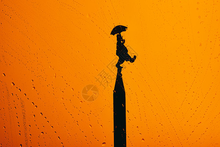 儿童伞愚人节小丑节日背景-雨中撑伞的小丑背景