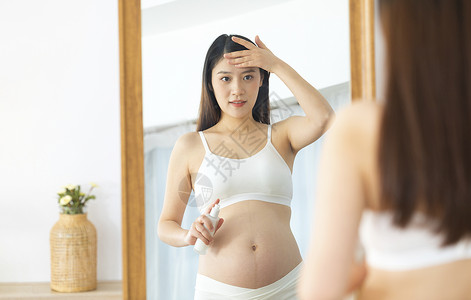 居家生活的孕妇在护肤高清图片