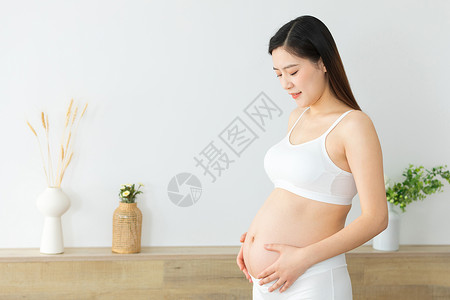 居家穿着孕妇装的孕妈高清图片