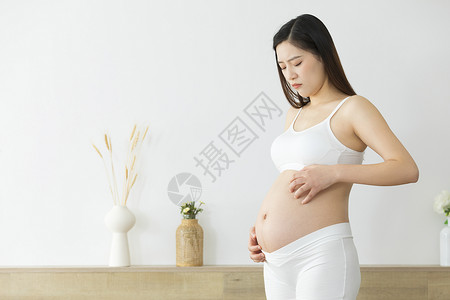 挠肚子的孕妇过敏的人图片