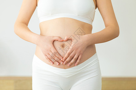 孕妇肚子前比心特写图片