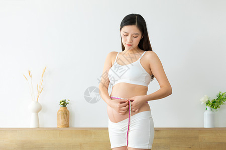 孕妇用卷尺测量腰围图片