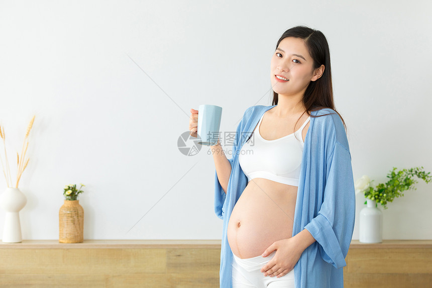 居家生活的孕妇端着水杯图片