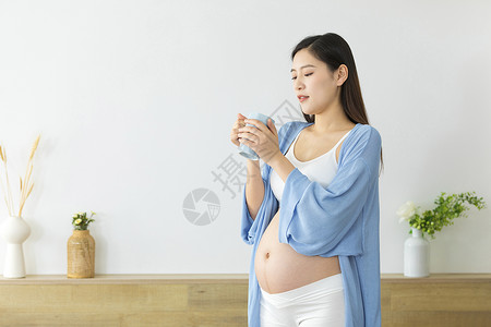 居家生活的孕妇图片