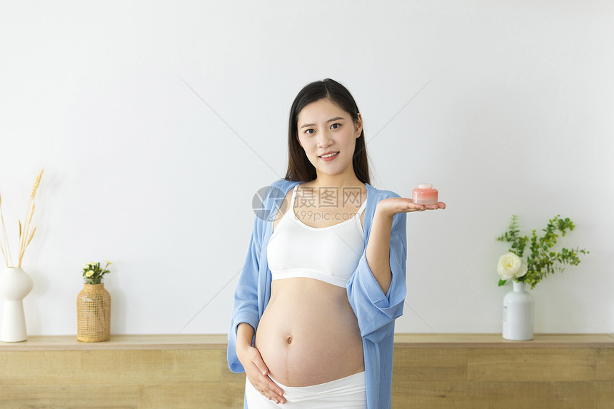举着药膏的孕妇图片