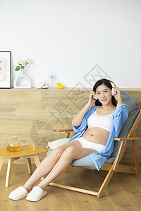 孕妇在躺椅上听音乐图片