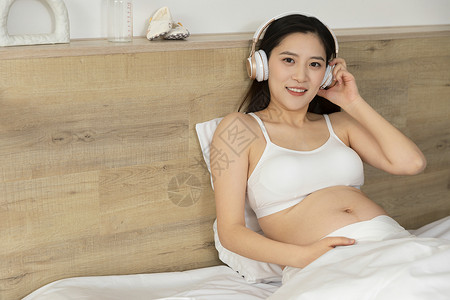 居家生活的孕妇听胎教音乐图片