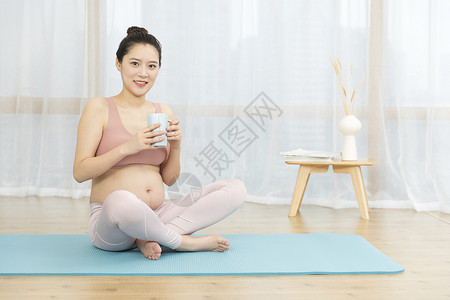 居家孕妇在喝水图片