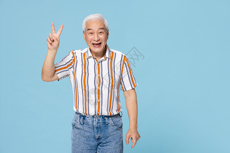 活泼的老年人做胜利手势图片