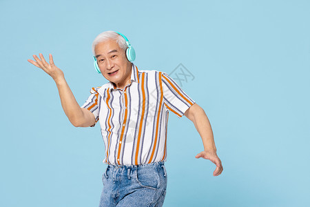 中老年舞蹈带着耳机跳舞的老爷爷背景