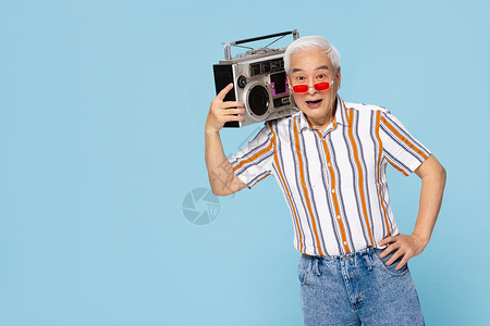 复古朋克扛着复古收音机的老爷爷背景