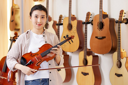 拉小提琴的女性图片