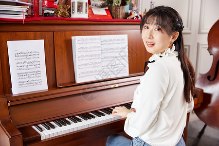 创作音乐人演奏钢琴的女性背景