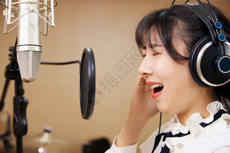 录音棚内唱歌的女性唱高音背景图片