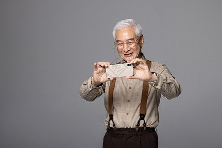 使用手机的老人背景图片