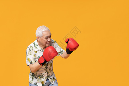 戴着拳击手套的老人图片