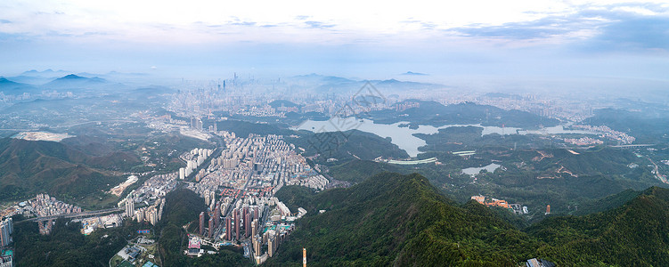 深圳电视塔早晨的深圳梧桐山背景