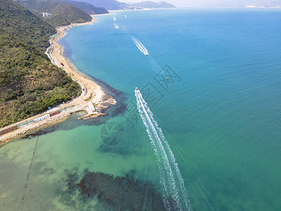 航拍海边游艇波浪高清图片