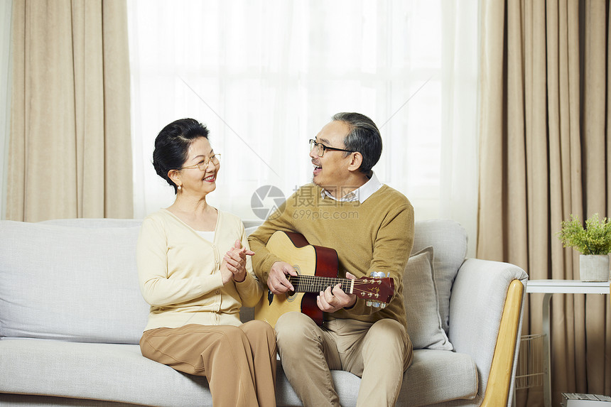 中老年男士弹吉他给妻子听图片