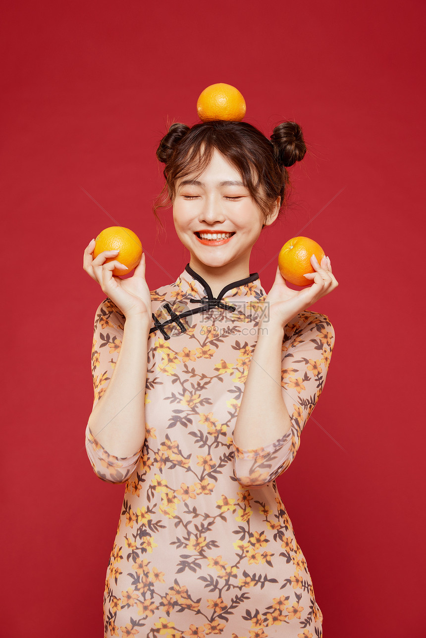 中国风国潮旗袍美女拿橙子图片
