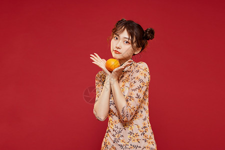 中国风国潮旗袍美女拿橙子背景图片