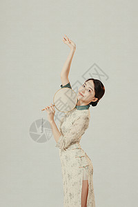手鼓元素中国风工笔画旗袍美女拿扇子跳舞背景