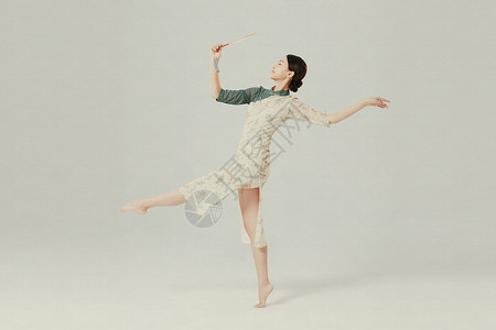工笔画元素中国风工笔画旗袍美女拿扇子跳舞背景