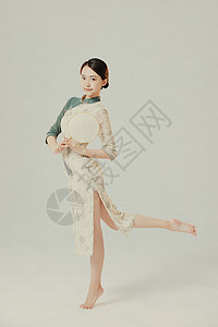 中国风工笔画旗袍美女拿扇子跳舞图片