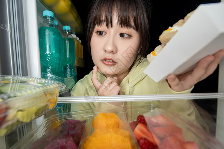 在冰箱偷吃的女性图片