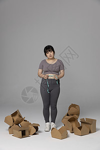 零食盒站在外卖盒旁量腰围的女性背景