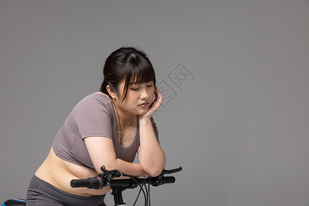 骑自行车减肥的女性图片