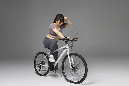 骑自行车锻炼身体的女性背景图片