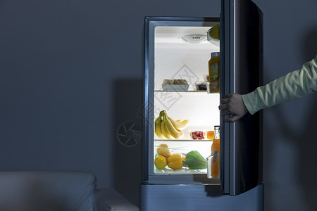 冰箱打开晚上打开冰箱偷吃的女性背景