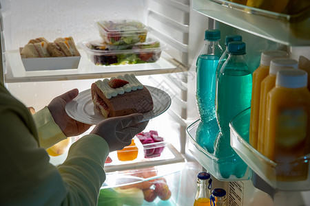 冰箱特写从冰箱拿出食物特写背景
