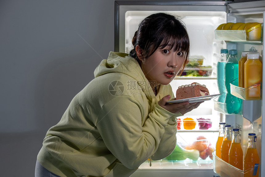 晚上打开冰箱偷吃的女性图片