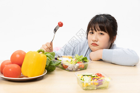 讨厌的讨厌吃水果蔬菜的肥胖女性背景