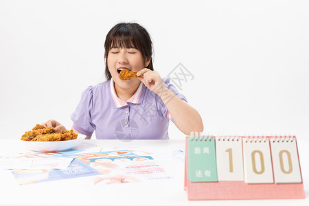 制作减肥计划吃鸡腿的女性背景图片