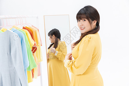 购物中的肥胖女性背景图片